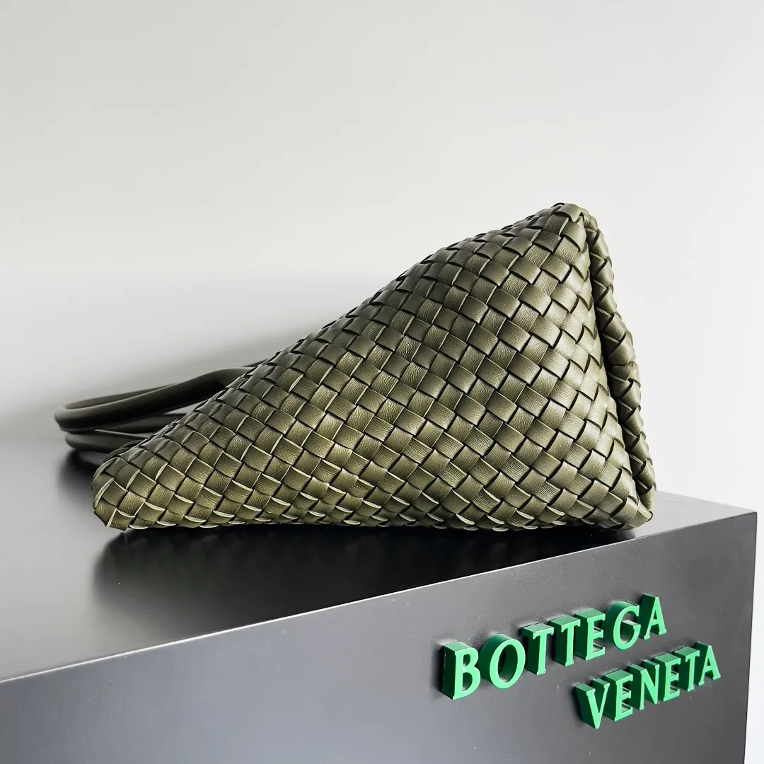 Batch 2860 Classic returns... (large size 51cm) • Cabat, born in 2001, is one of the most iconic styles of the Bottega Veneta workshop. The whole bag is made of top-grade imported lambskin. There is no exposed logo on the whole bag, but with the classic wide woven elements, you can tell who it belongs to at a glance! Can be carried on one shoulder, very practical! Style number: 608811 Size: 51*18*28